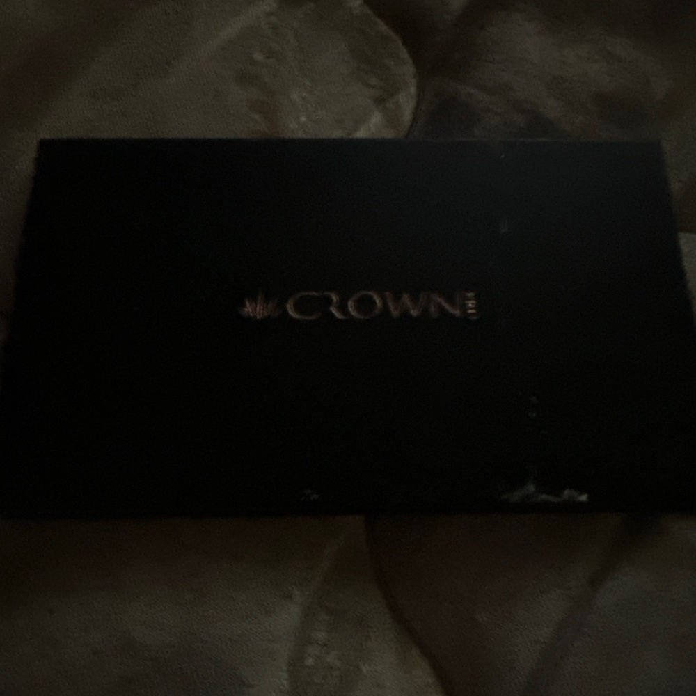 Pro crown eye shadow